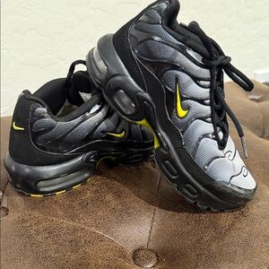 Nike Kids Black and Gray Sneakers with Yellow Accents